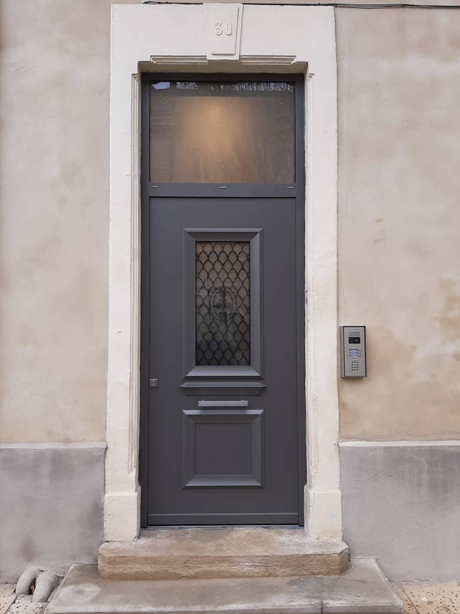 Installation d une porte d entrée en aluminium gris clair dans une